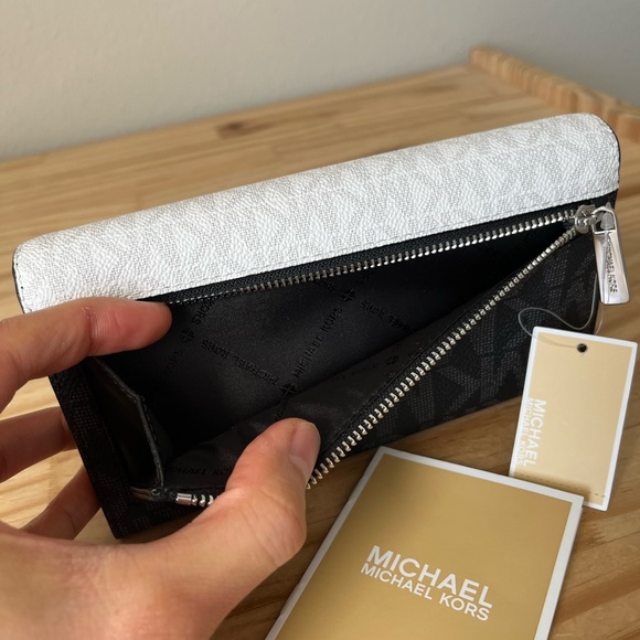 Michael Kors Wallet🎈🎈 - Picture 7 of 9